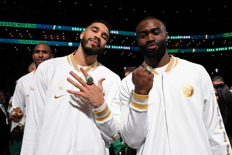 Jayson Tatum e Jaylen Brown recebem anéis de campeões da temporada 2023/24