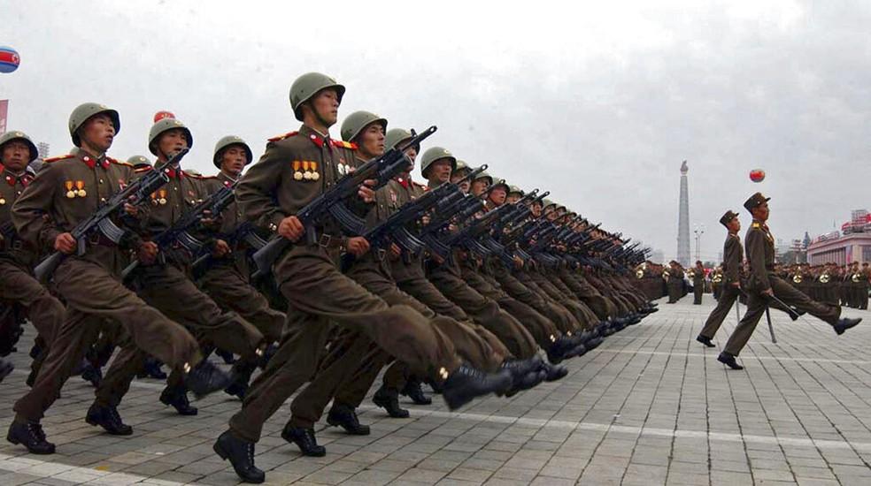 Soldados da Coreia do Norte marcham durante parada em Pyongyang.