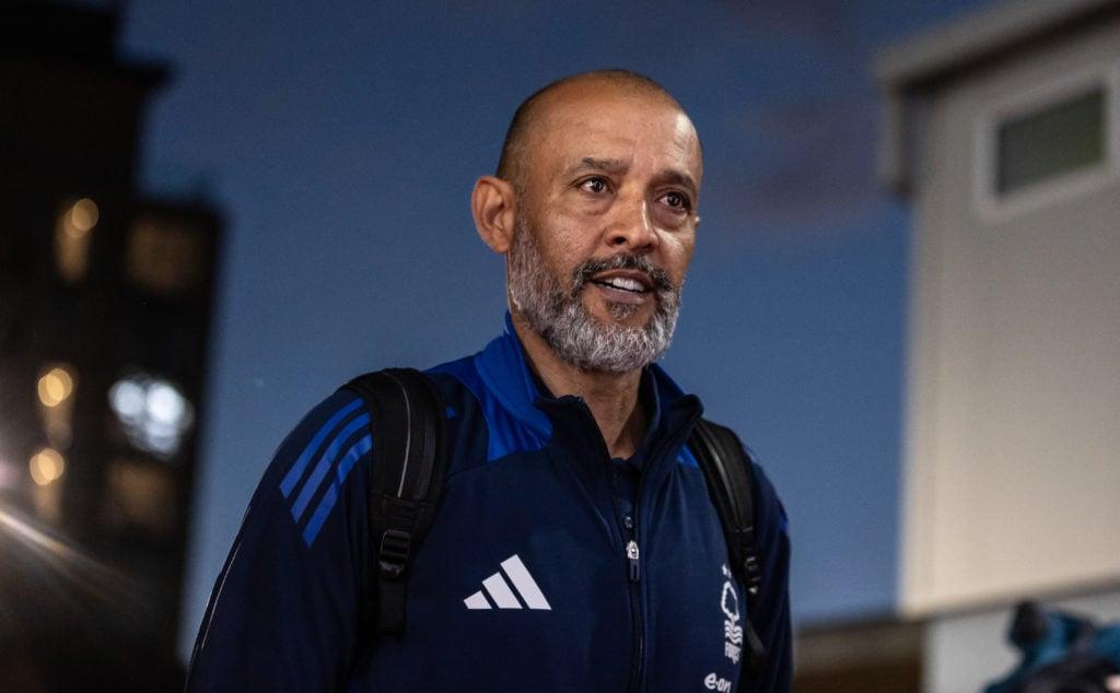 Nuno Espírito Santo chegando ao estádio durante a partida da Premier League