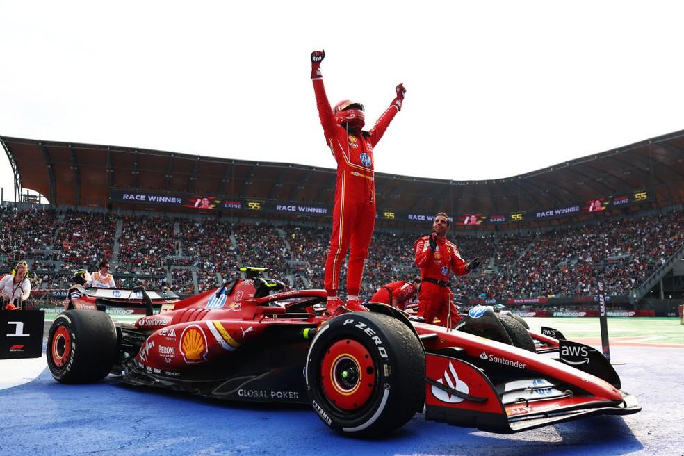 Carlos Sainz celebra vitória no GP do México da F1 em 2024