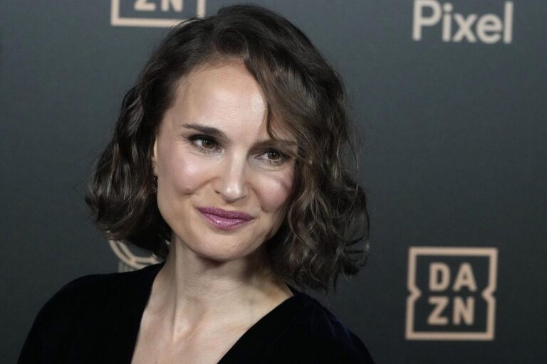 Natalie Portman Brilha na Cerimônia do Ballon d’Or 2024