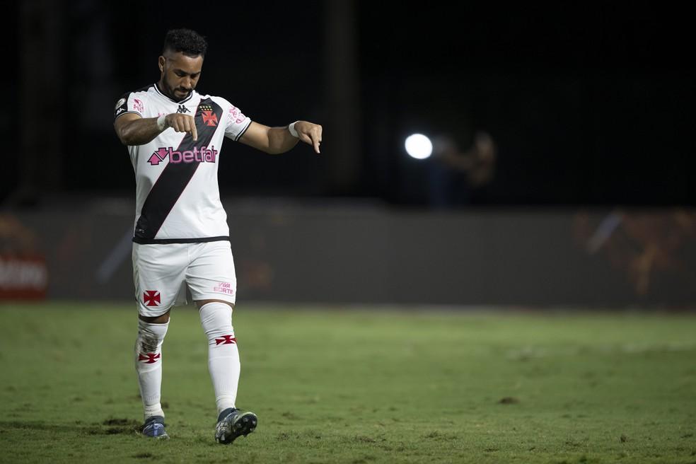 Payet, do Vasco, celebra com a torcida após vitória sobre o Cuiabá