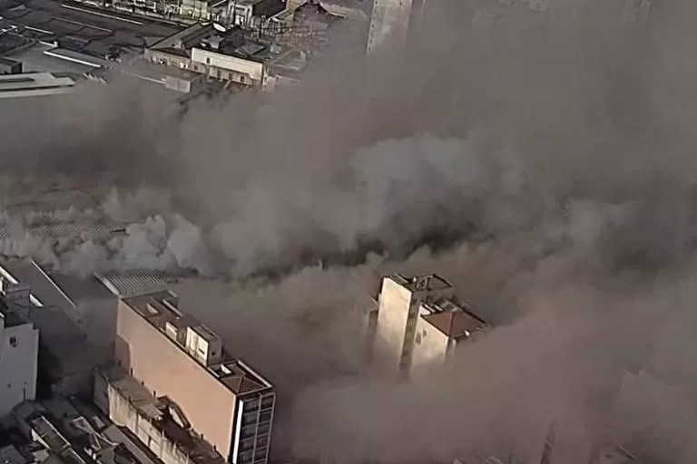 Incêndio de Grandes Proporções Atinge Shopping no Brás, em São Paulo