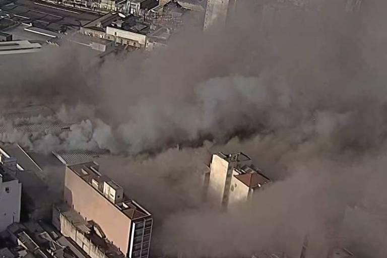 Fumaça densa cobrindo o Shopping 25 Brás