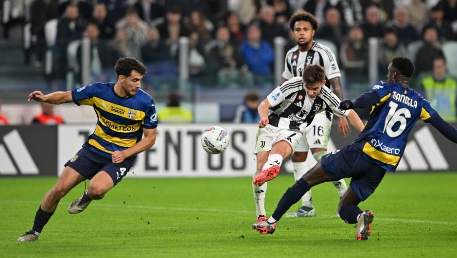 Francisco Conceição da Juventus chuta a bola durante a partida contra o Parma