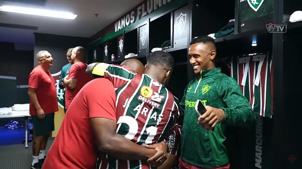 Arias é abraçado no vestiário do Fluminense