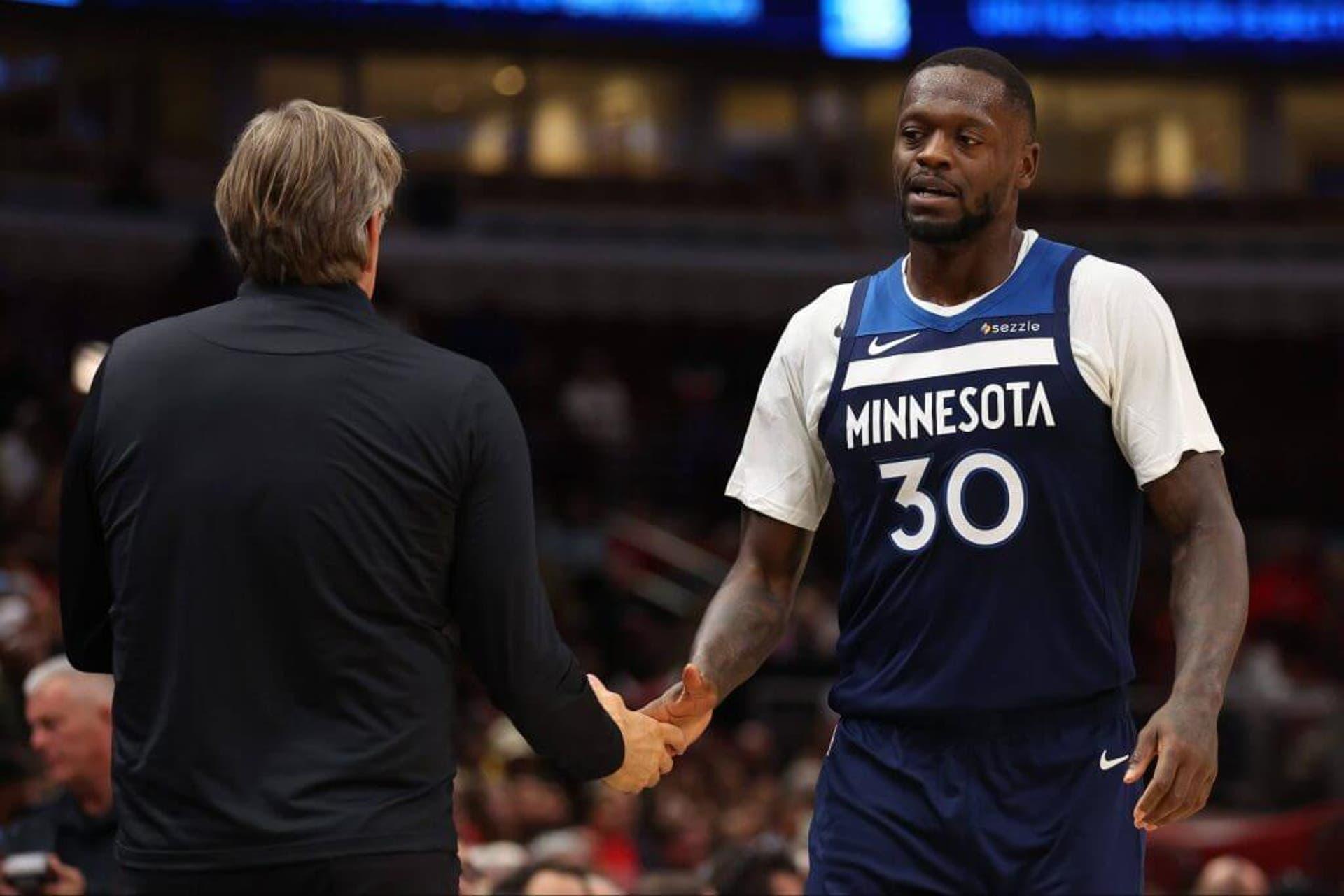 Julius Randle cumprimentando Chris Finch durante jogo de pré-temporada