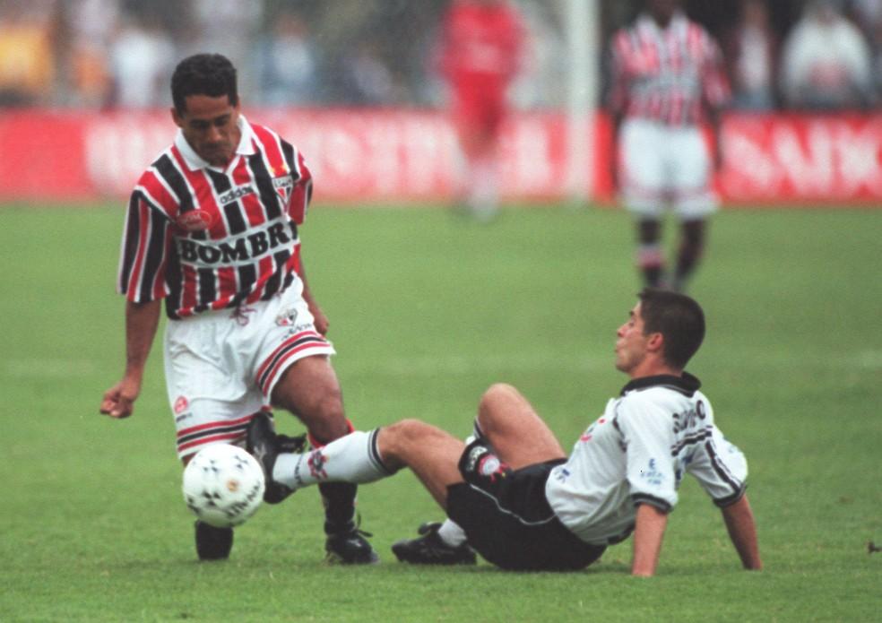 Sylvinho marca Zé Carlos em 1998