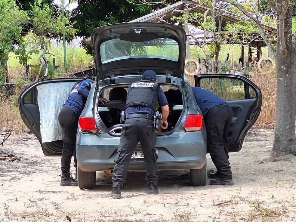 Agentes da Receita Federal durante fiscalização no Bonfim, região de fronteira com a Guiana