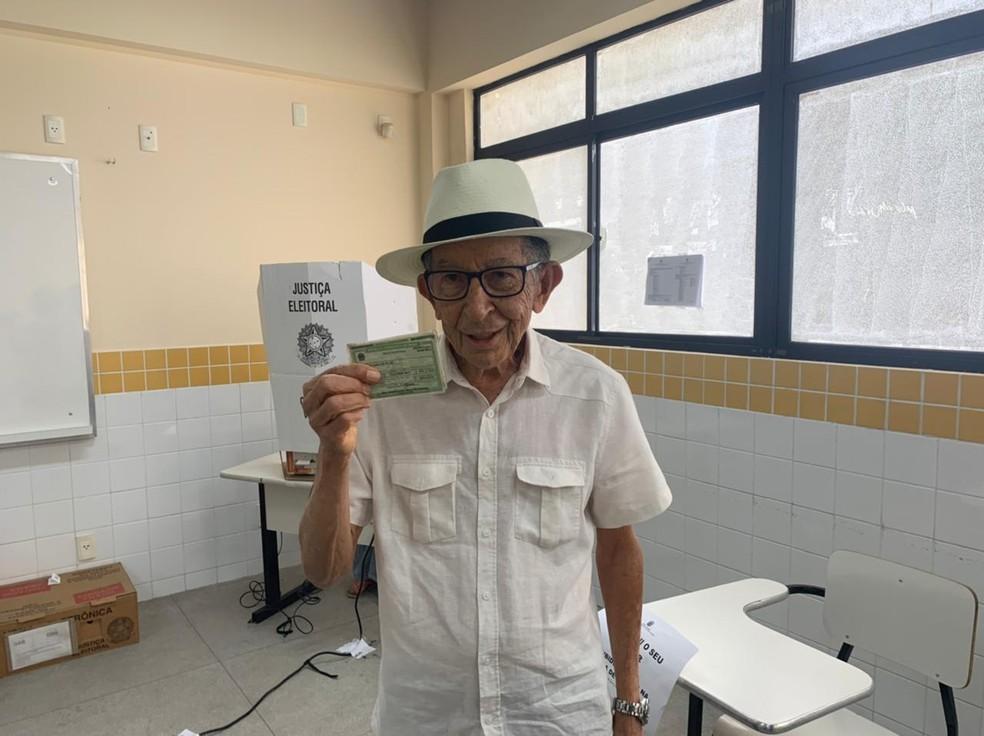 Idoso aposentado de 83 anos vota em Salvador