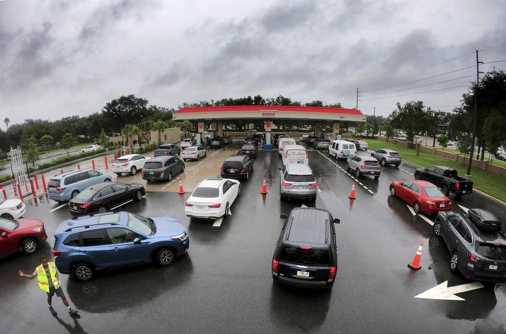 Carros fazem fila em posto de gasolina em Altamonte Springs, na Flórida.