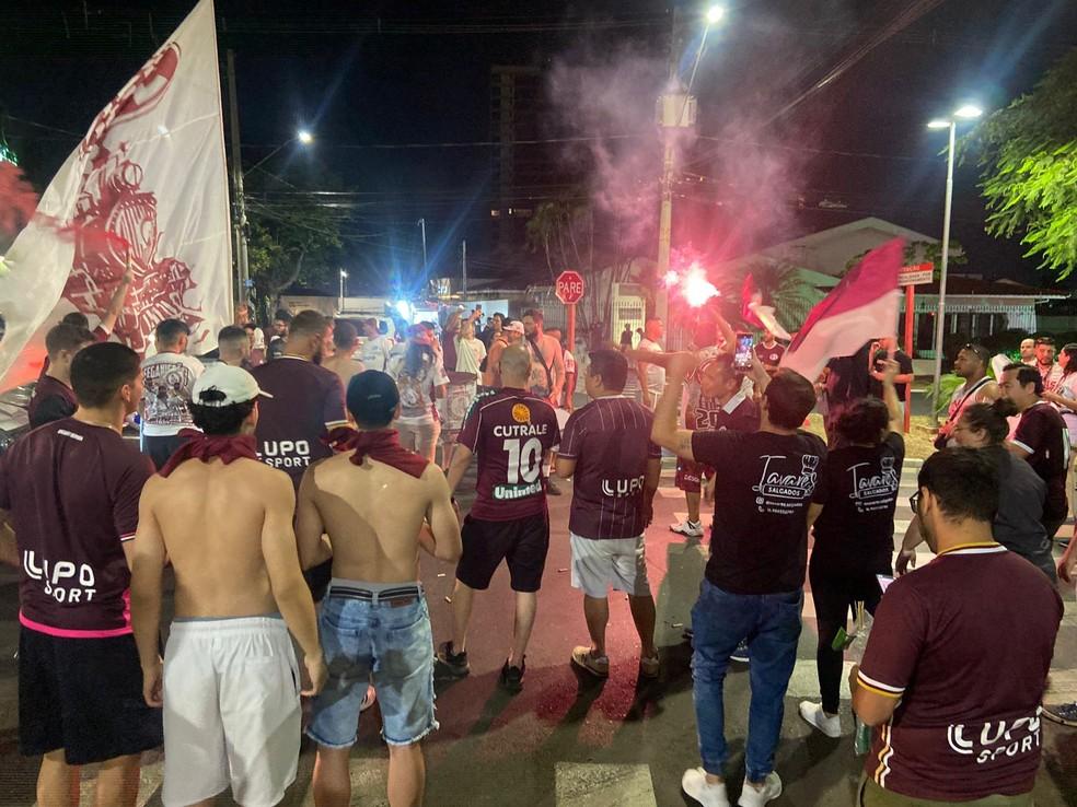 Torcida da Ferroviária comemora nas ruas de Araraquara (SP)