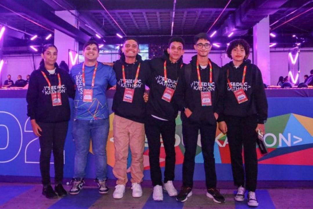 Estudantes interagem durante competição do Seduckathon