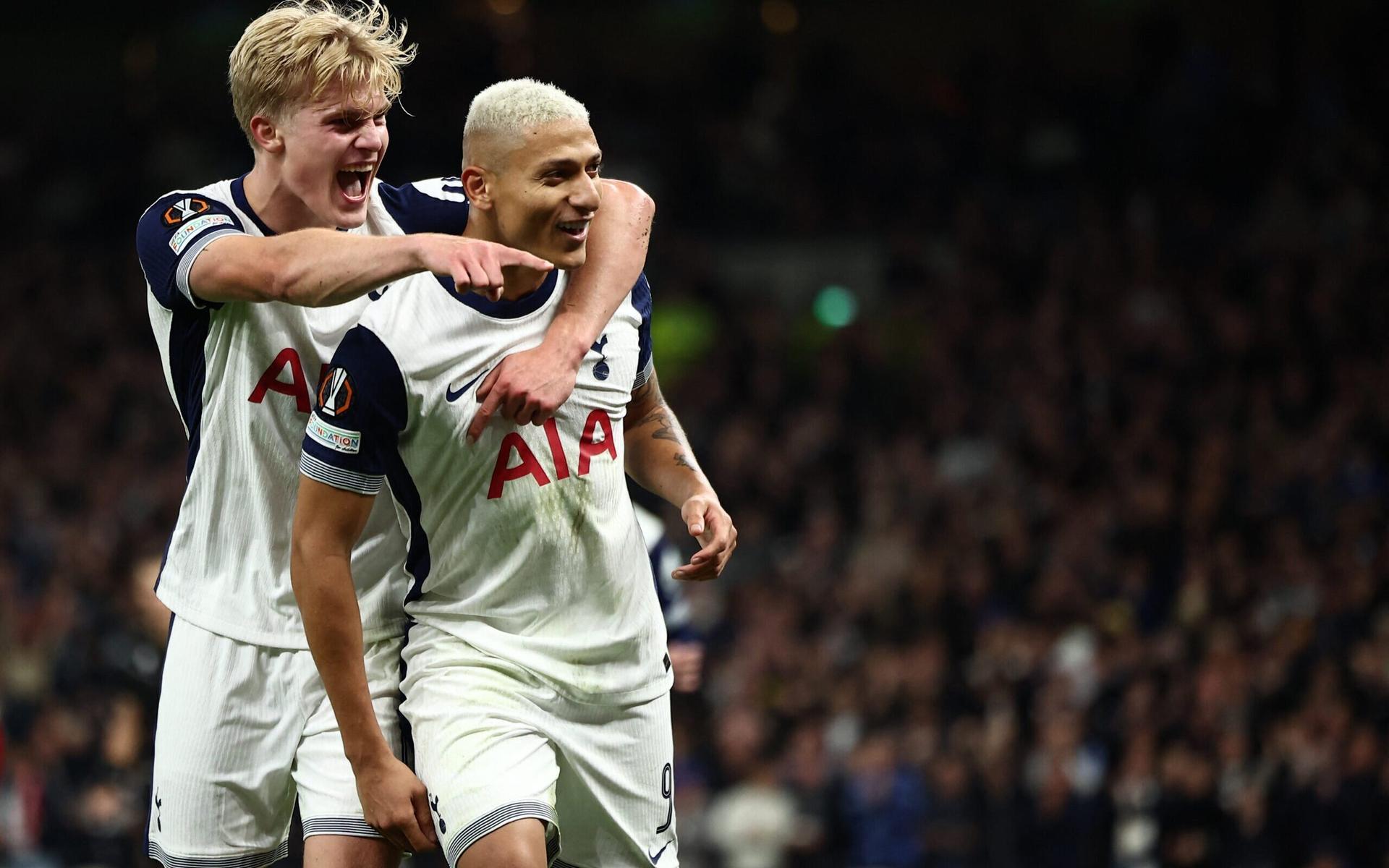 Richarlison comemora o gol da vitória do Tottenham sobre o AZ Alkmaar pela UEFA Europa League