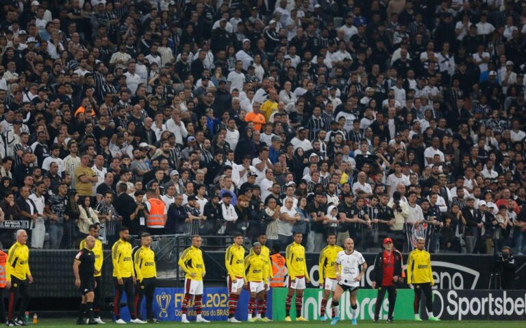 Mauro Cezar critica torcida do Corinthians após eliminação na Copa do Brasil