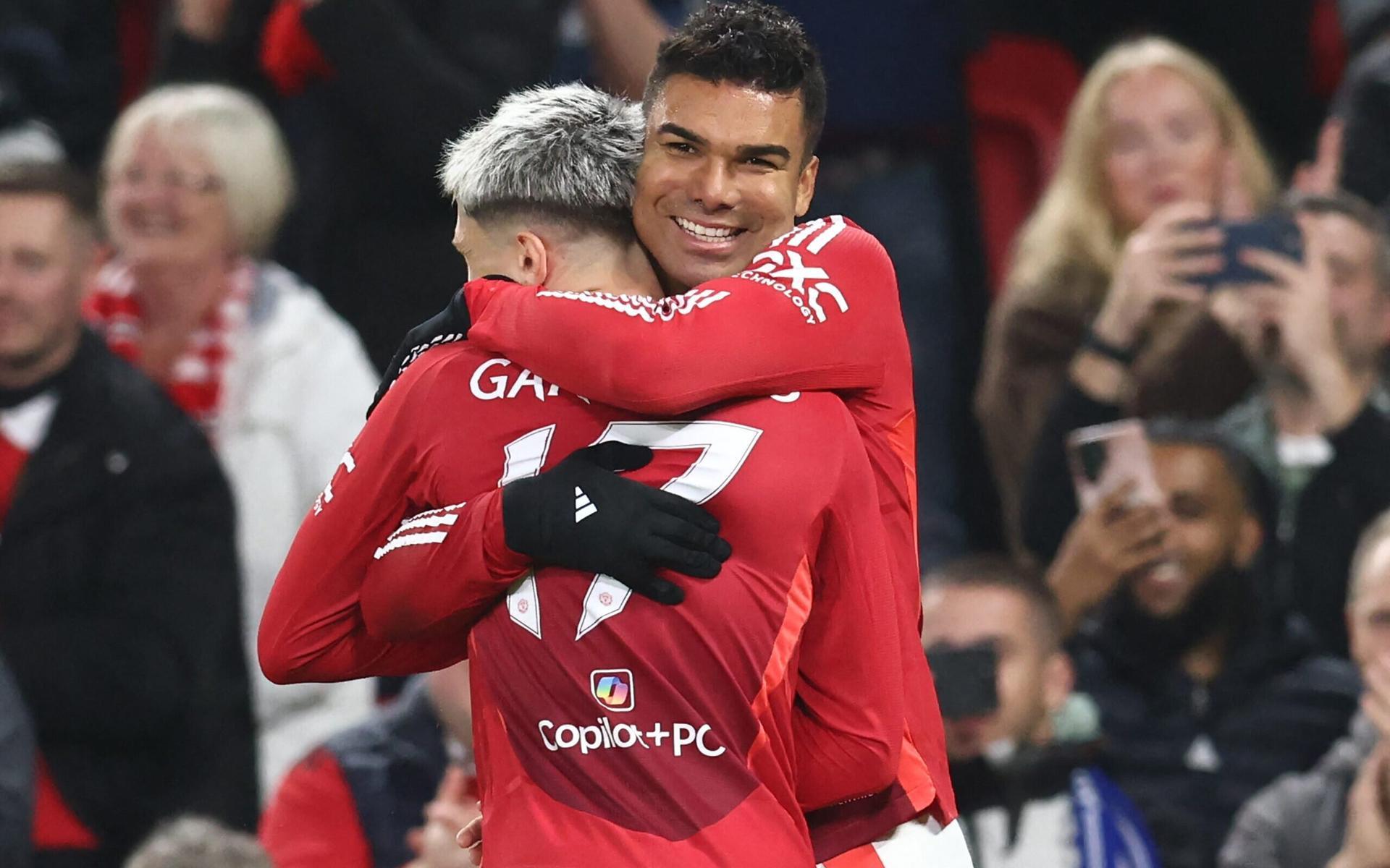 Casemiro e Garnacho comemoram gols pelo Manchester United