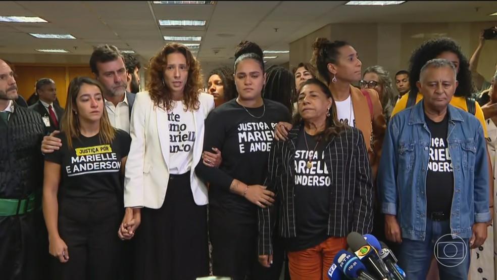 Famílias de Marielle Franco e Anderson Gomes se confraternizando.