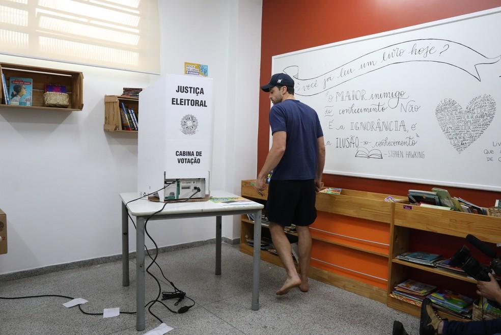 Marçal chega cinco minutos antes das urnas fecharem e vota descalço