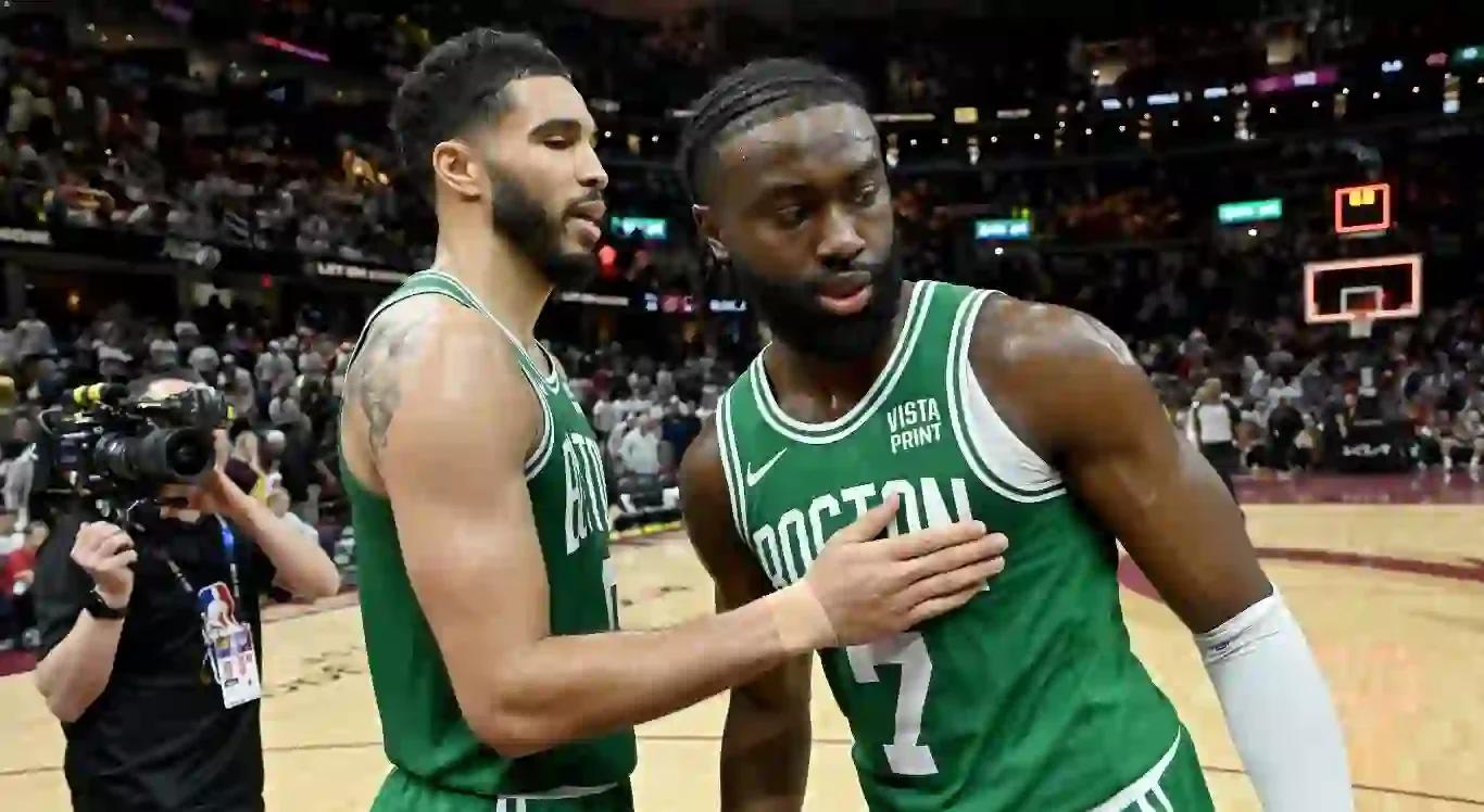 Jogadores Jayson Tatum e Jaylen Brown do Boston Celtics