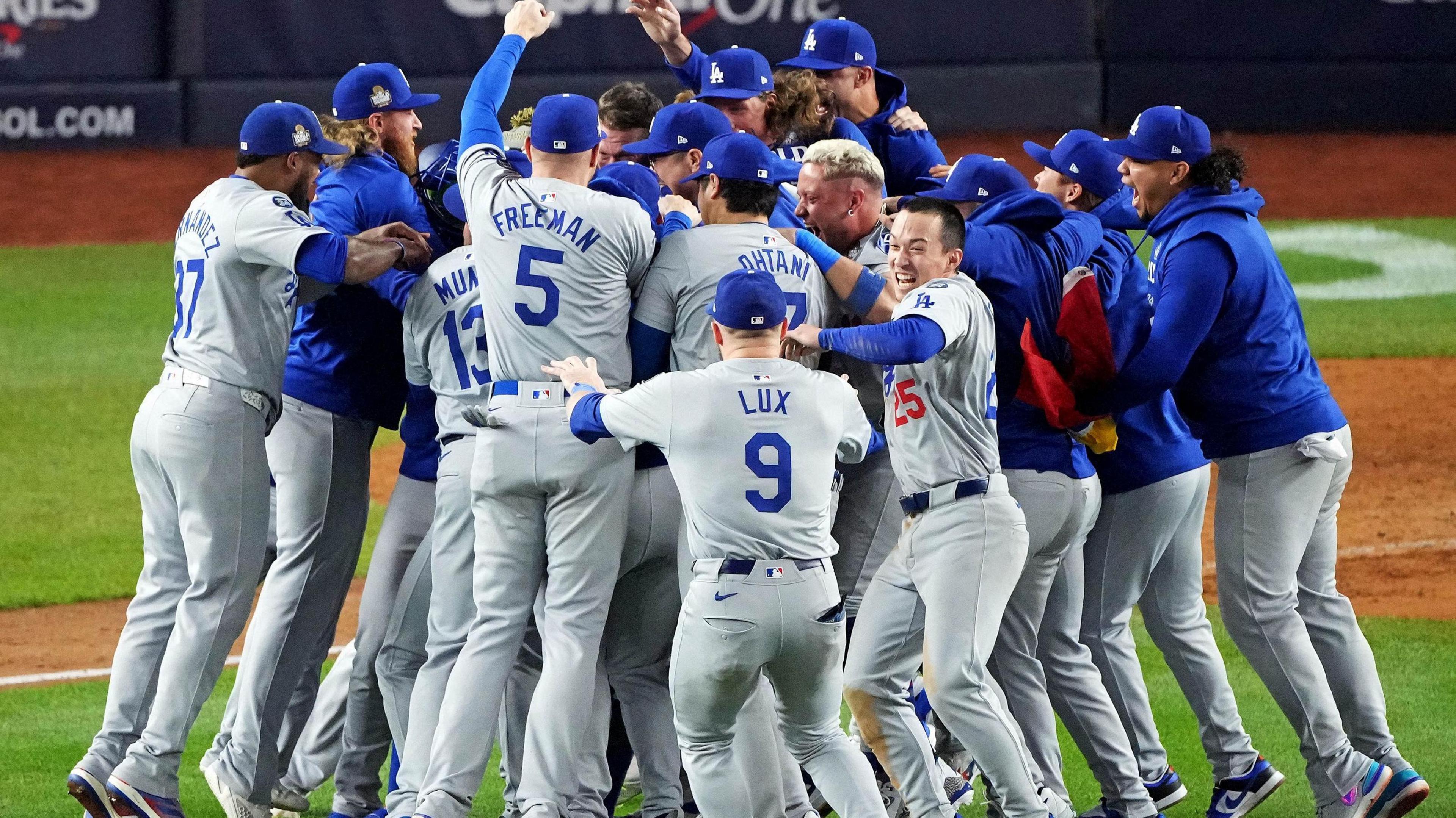 Jogadores do Los Angeles Dodgers celebram após vencer a World Series