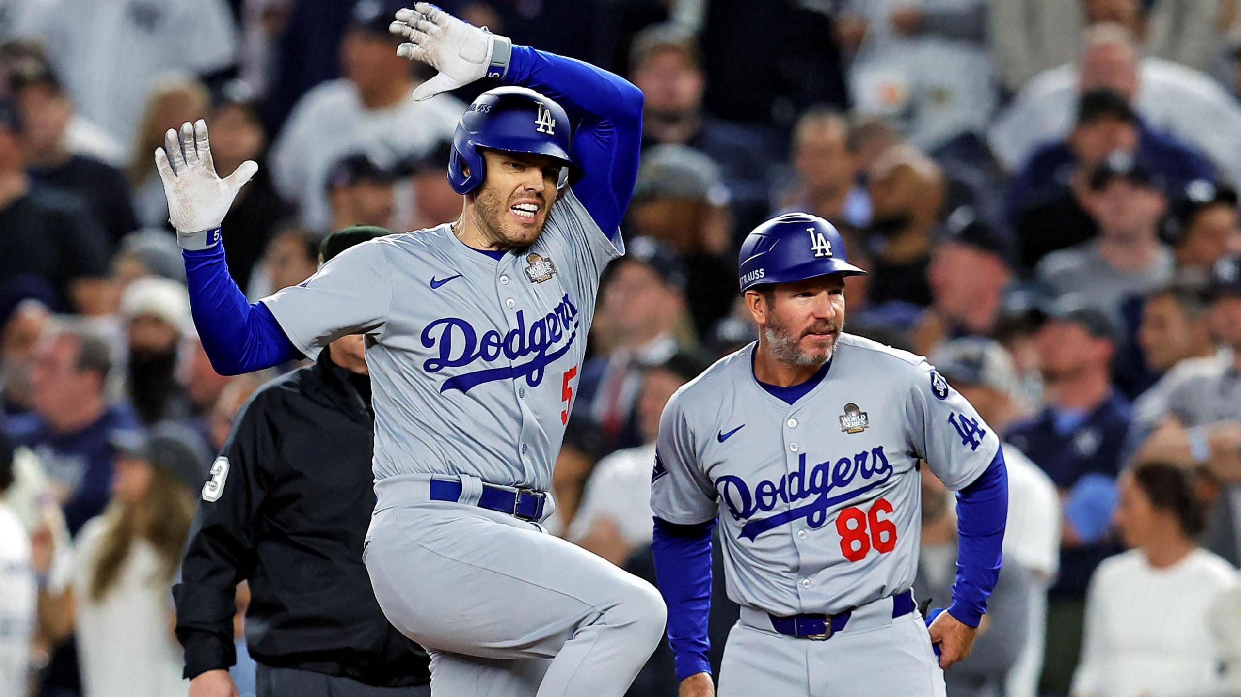 Freddie Freeman celebra após impulsionar corridas na quinta entrada