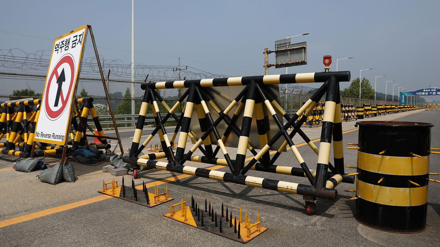 Barricadas perto da Ponte da Unificação, DMZ