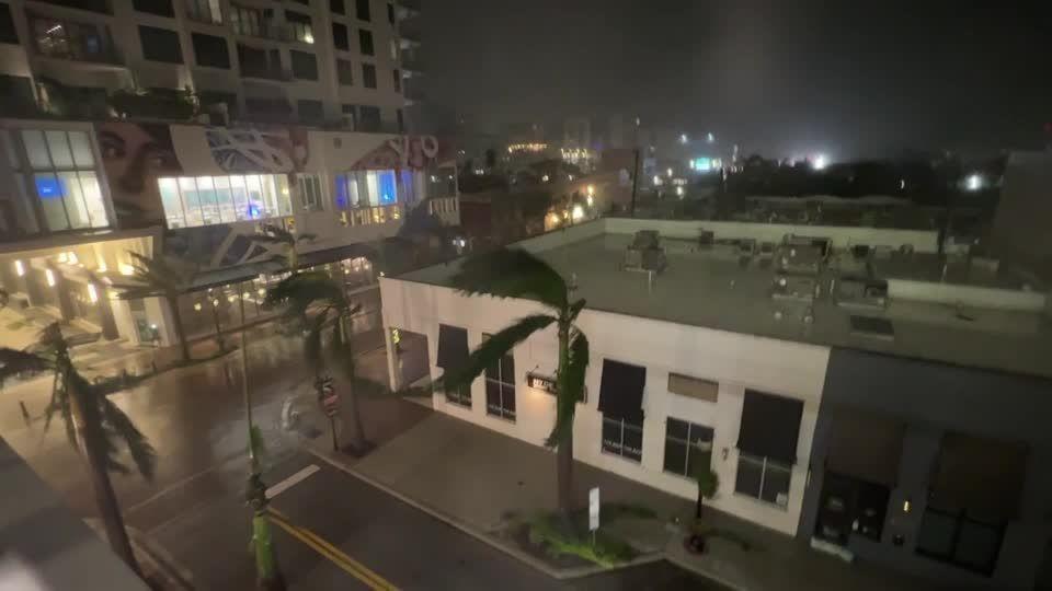 Ventos fortes e chuva enquanto o furacão Milton atinge a Flórida