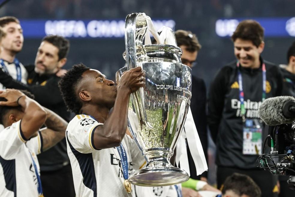 Vini Jr com o troféu da Champions League 2023/24