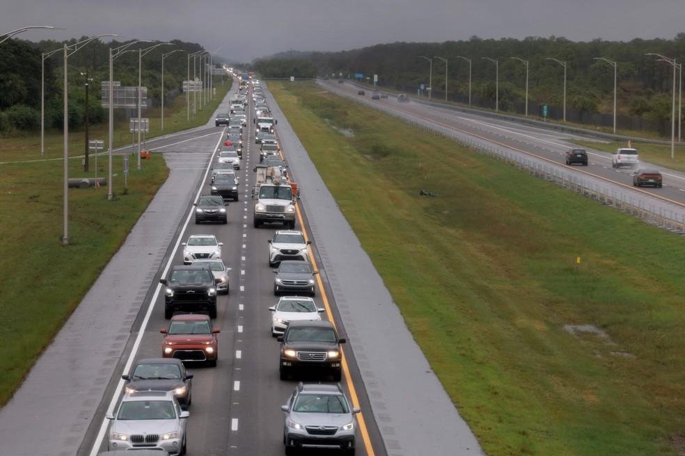 Tráfego pesado em estrada na costa oeste da Flórida antes da chegada do furacão Milton