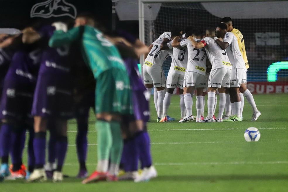 Jogadores do Santos em jogo contra o Ceará