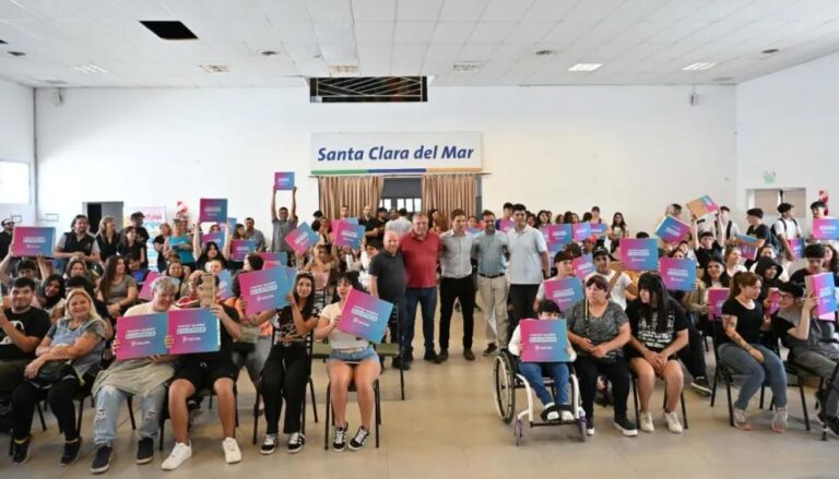 Estudantes de Santa Clara del Mar Recebem Computadores do Programa Conectar Igualdade