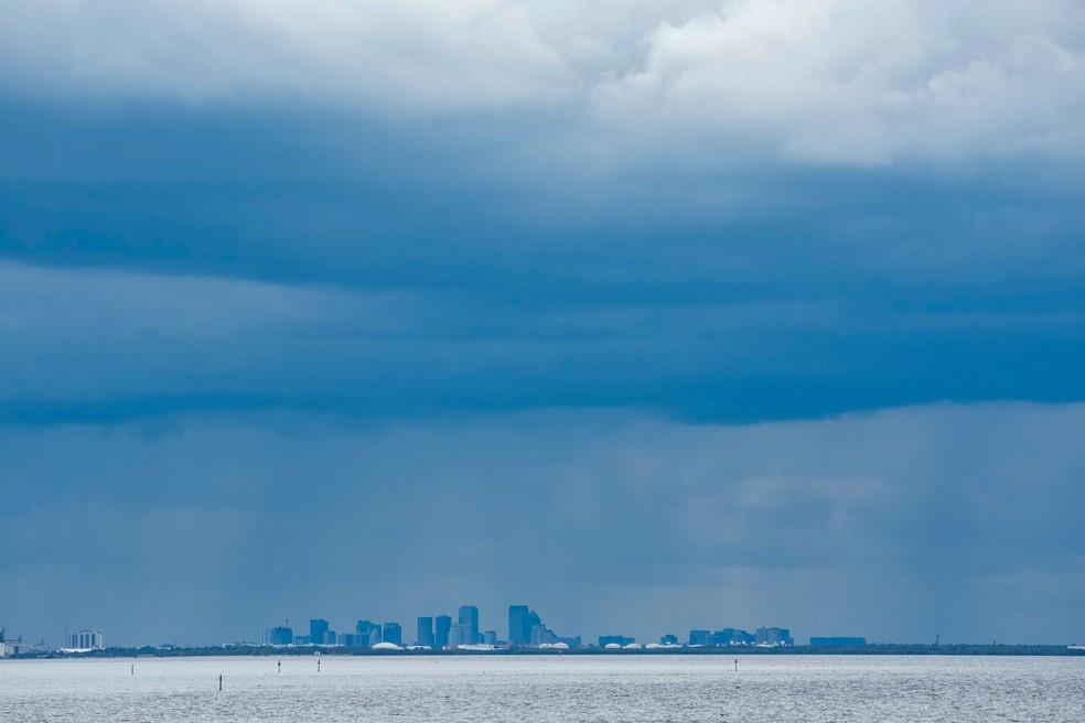 Tempestade é vista nos arredores de Tampa, na Flórida, que está na rota do furacão Milton