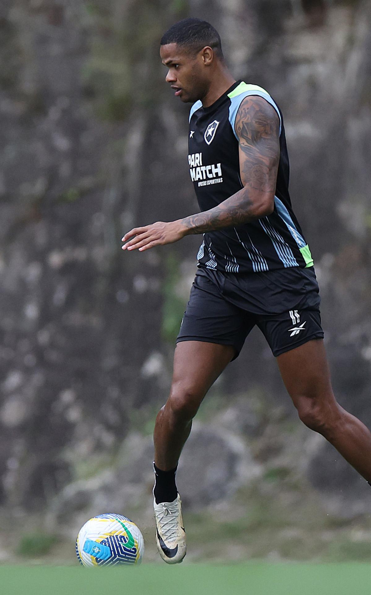 Júnior Santos em treino do Botafogo