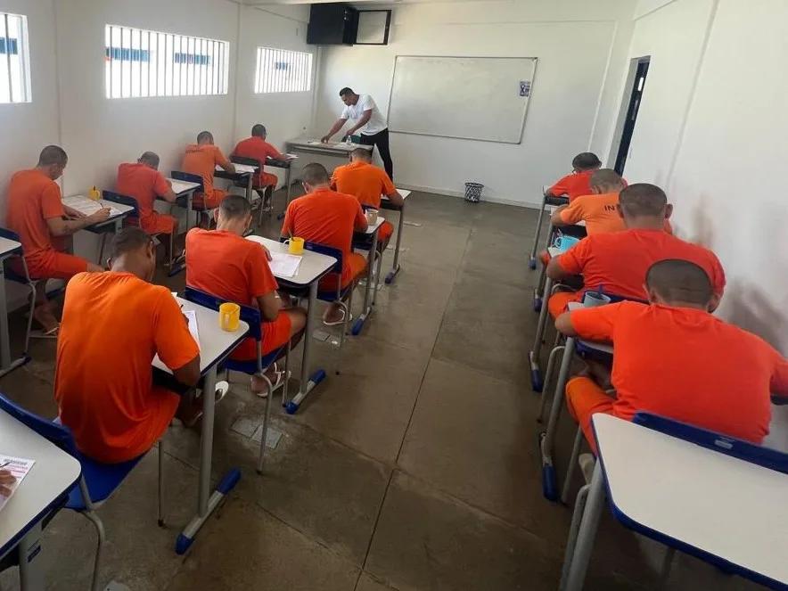 Detentos participando das provas do Encceja PPL em Roraima