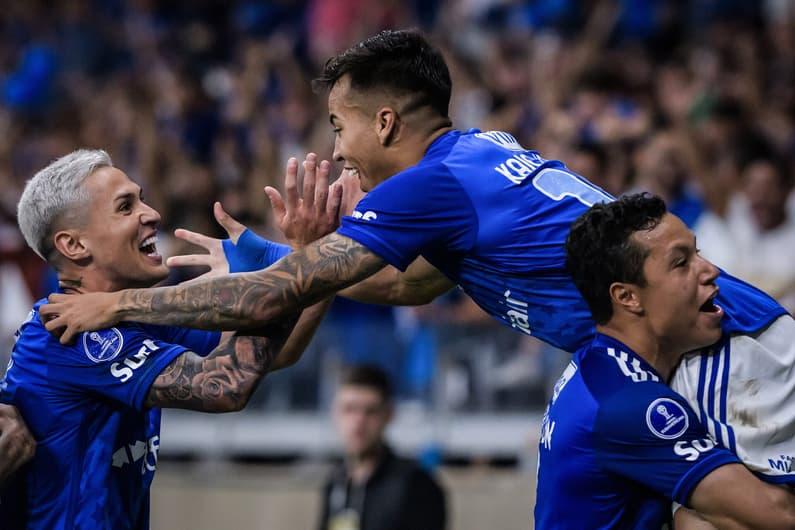 Jogadores do Cruzeiro celebrando o gol