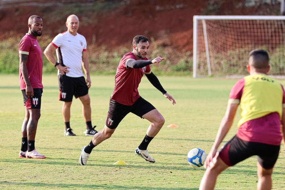 Jean Victor, lateral-esquerdo do Botafogo-SP