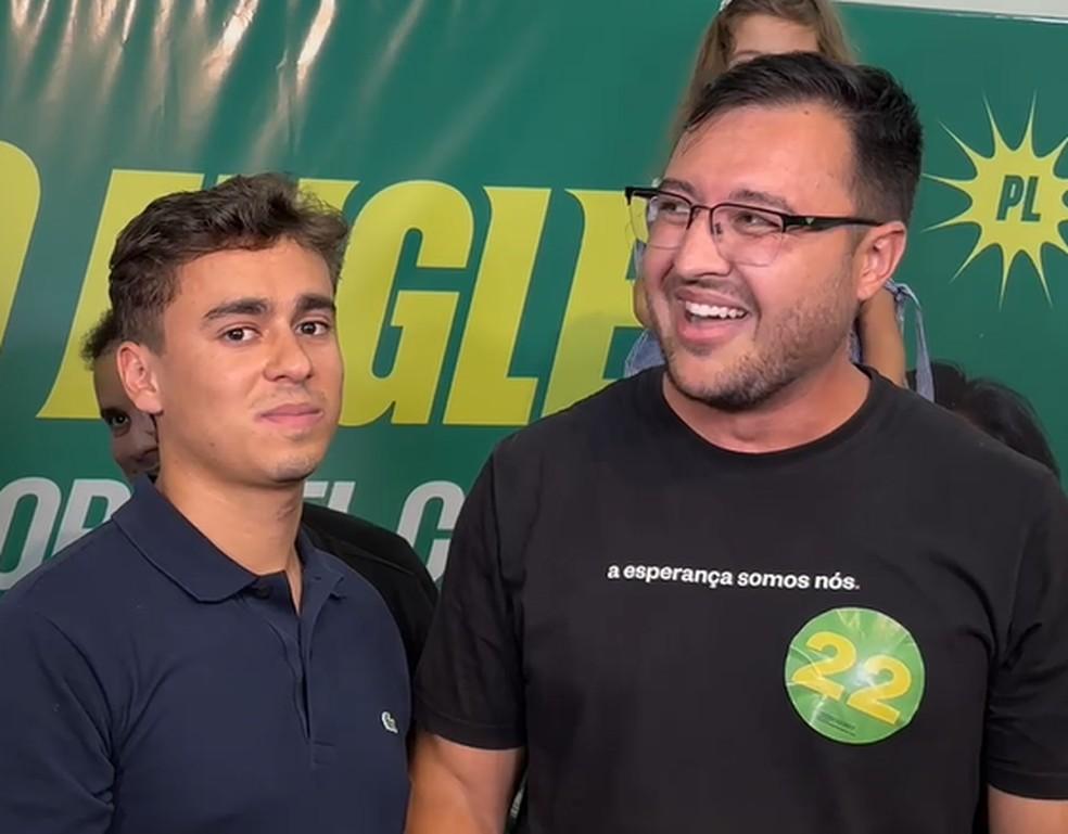 Nikolas Ferreira e Pablo Almeida durante comemoração no gabinete de Bruno Engler, neste domingo (6).