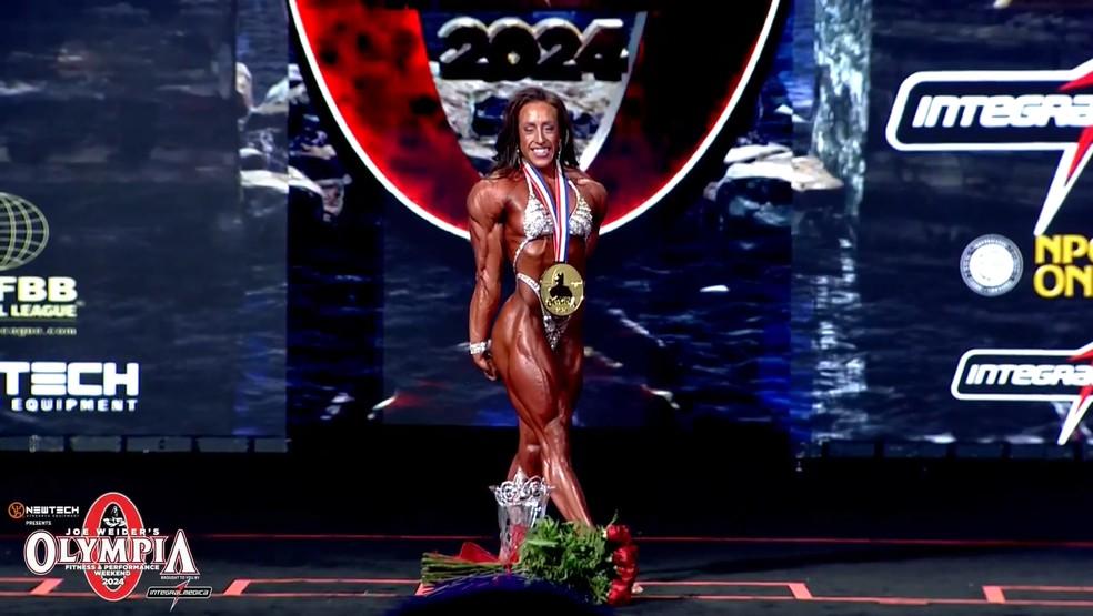Sarah Villegas ao ser premiada na Women's Physique no Mr. Olympia 2024