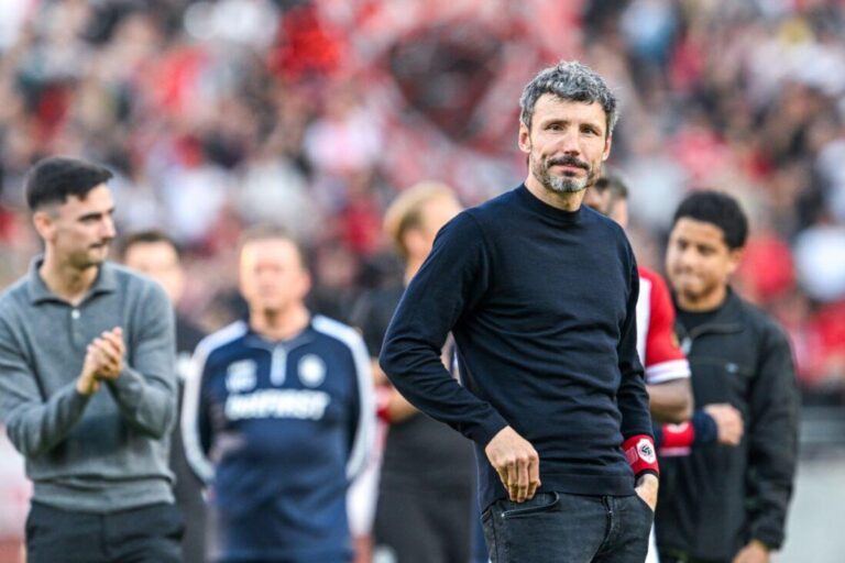 Mark van Bommel recusa propostas e reflete sobre seu futuro como treinador