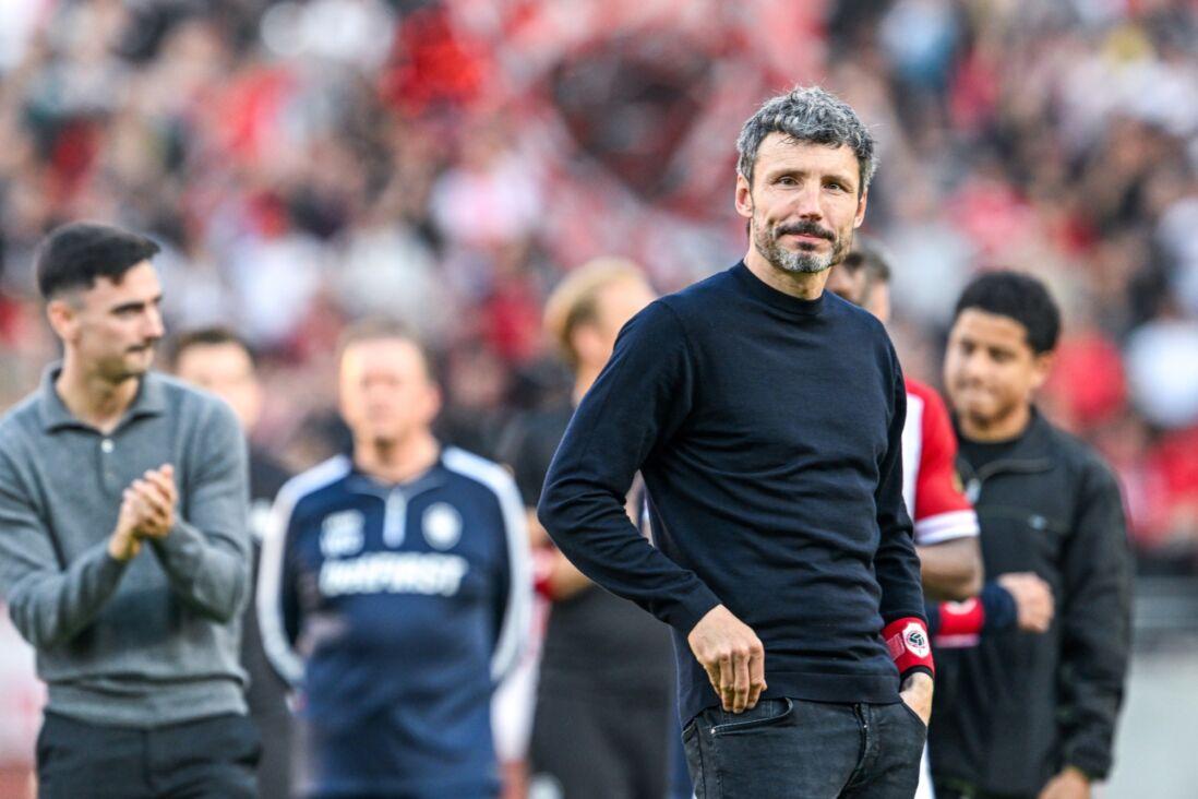 Mark van Bommel agradece aos torcedores do Royal Antwerp