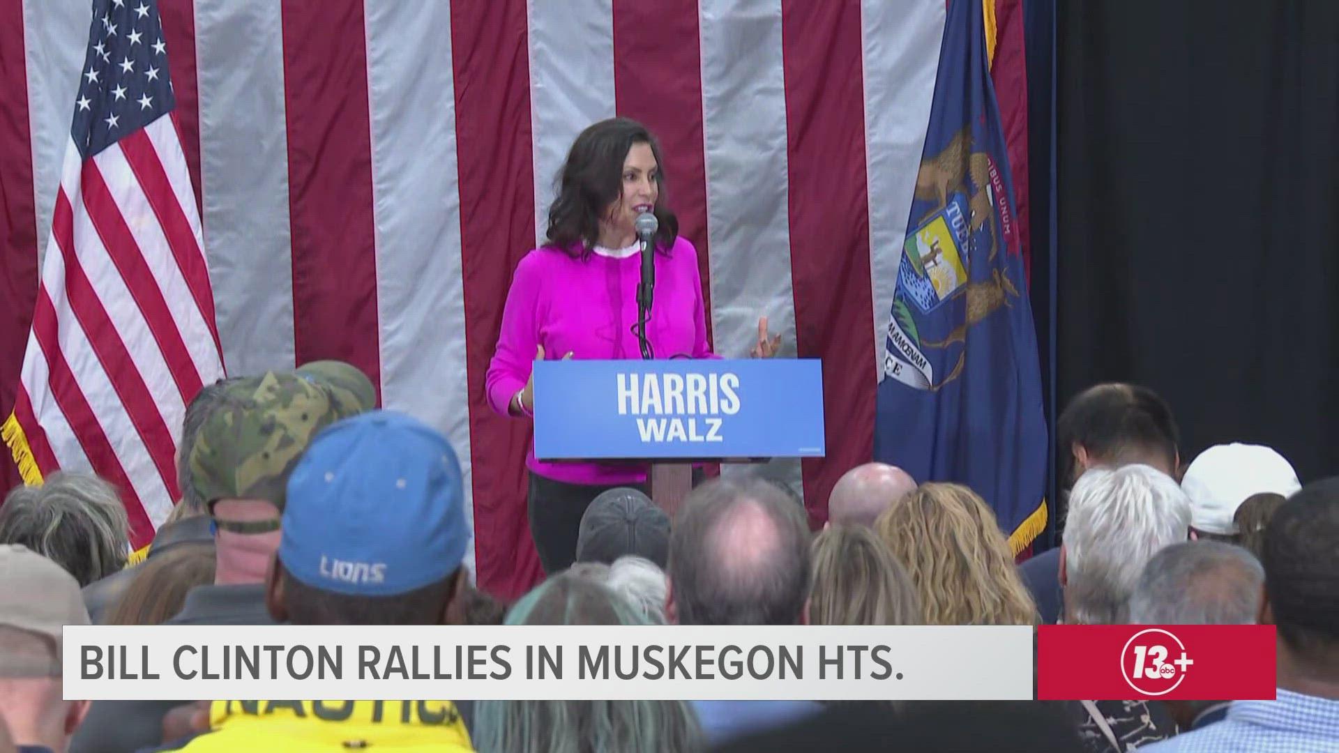 Gretchen Whitmer e Bill Clinton em evento com apoiadores