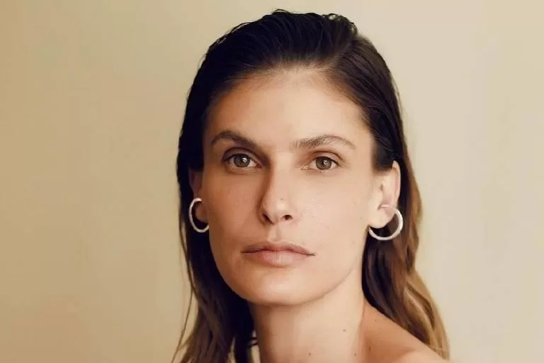 Modelo Caroline Francischini apresenta acusações graves contra seu irmão