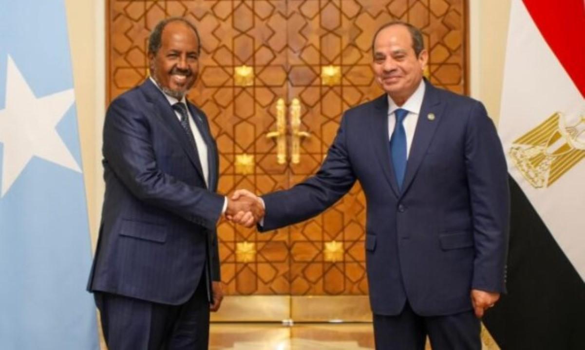 Foto de Hassan e Abdel Fattah na cúpula de formação da aliança tríplice.