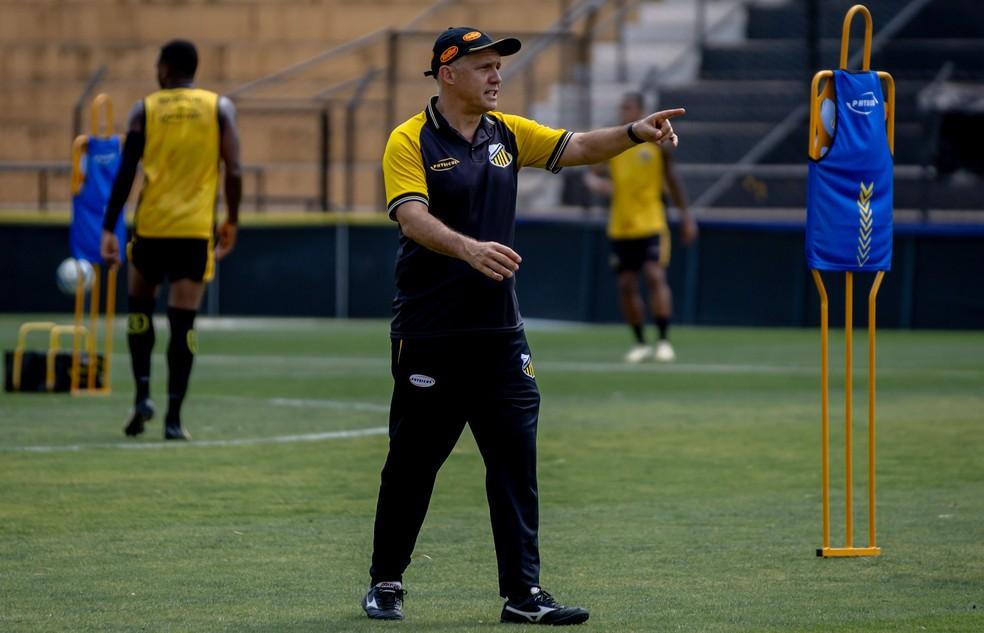 Eduardo Baptista, técnico do Novorizontino, dá instruções durante treinamento