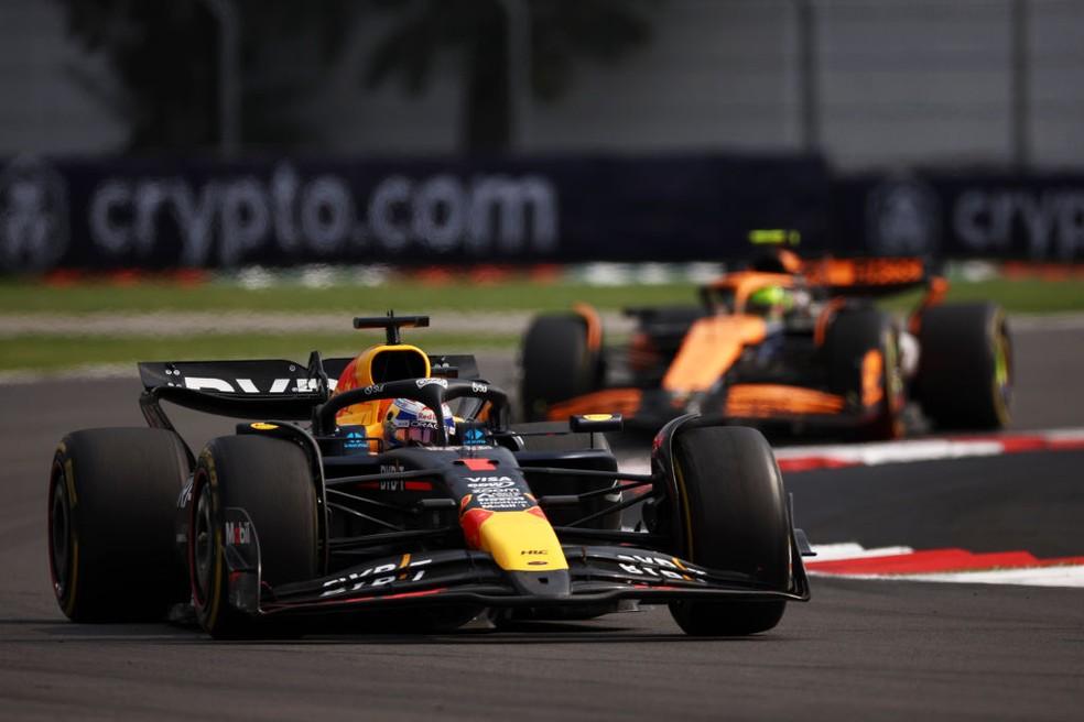 Max Verstappen à frente de Lando Norris no GP do México da F1 em 2024