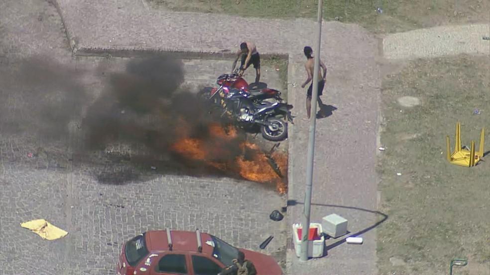 Motos incendiadas em confusão envolvendo torcedores do Peñarol na Zona Oeste do Rio