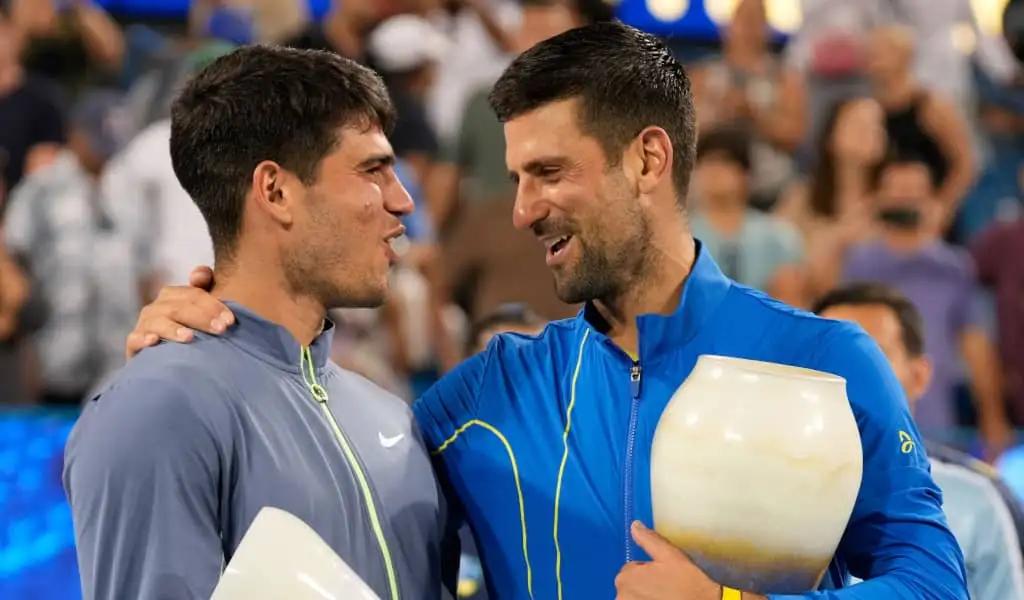 Carlos Alcaraz e Novak Djokovic sorrindo