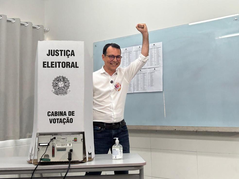 Candidato Lúdio Cabral (PT) votou na Escola Estadual militar Dom Pedro II — Foto: Victória Oliveira/g1.