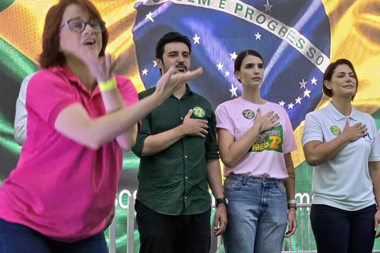 Michelle canta o hino nacional