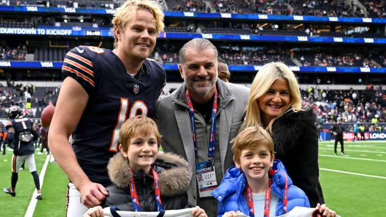 Ange Postecoglou Troca Camisas com Jogador do Chicago Bears em Evento da NFL